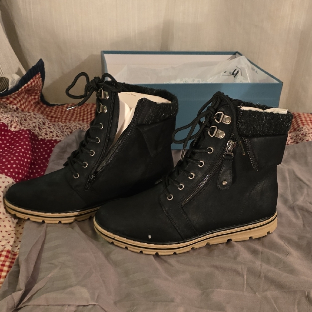 Cliffs by White Mountain Women's Black and Tan Lace-Up Boots - Picture 5 of 8